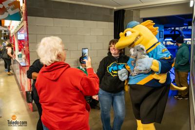 Toledo-Walleye-Teddy-Bear-Toss-TDC-12-08-2023-07