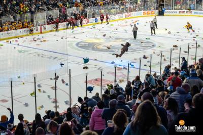 Toledo-Walleye-Teddy-Bear-Toss-TDC-12-08-2023-33