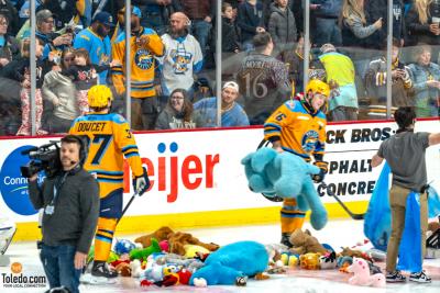 Toledo-Walleye-Teddy-Bear-Toss-TDC-12-08-2023-38