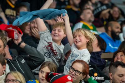 Toledo-Walleye-Teddy-Bear-Toss-TDC-12-08-2023-74