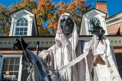 Haunted-Manor-House-10-25-2025-10